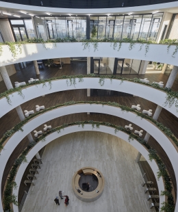 Architóny 2026 - druhý ročník propojí hudbu s architekturou Kotěry a Gočára - Centrála ČSOB v Hradci Králové - foto: BoysPlayNice