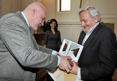 Viktor Rudiš, jeden z autorů Lesné, převzal ocenění od kolegů