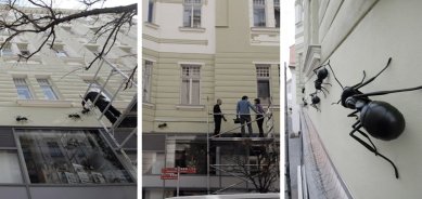 Fasádu domu v Orlí ulici doplnilo soudobé domovní znamení