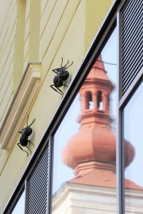 Fasádu domu v Orlí ulici doplnilo soudobé domovní znamení - foto: Racek Attila