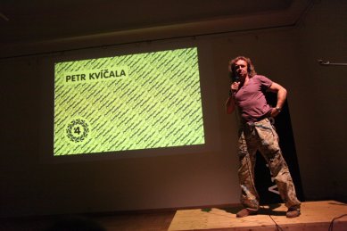 Ohlédnutí za Pecha Kucha Night Ostrava: Volume 4 - Dům umění zaplavili příznivci PechaKucha Night Ostrava - Vystoupil i výtvarník Petr Kvíčala. - foto: Milan Bureš