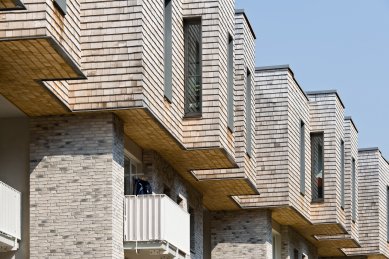 Atelier blauraum and the extensions of residential buildings Treehouses Babelallee in Hamburg - Ventilated façade with an area of 10,000 m² made of white shingles from Alaska cedar wood is both a consistent and demonstrative continuation of the wooden structure. - foto: Fermacell