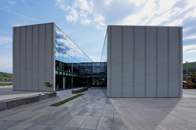 Architektonické diela nominované na Cenu ARCH 2011 - Centrála Phoenix Zeppelin, Banská Bystrica (Branislav Hovorka, Štefan Moravčík, Martin Paulíny, ARCH 5/2011)