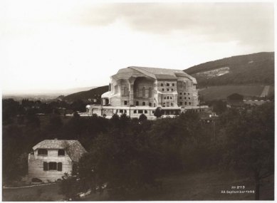 Výstavy v Praze a ve Vídni představují dílo Rudolfa Steinera - druhé Goetheanum, jižní pohled, 1928 - foto: Otto Rietmann (© Dokumentace pro Goetheanum, Dornach)