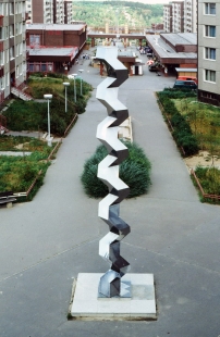 Veřejný prostor v éře reálného kapitalismu - Obelisk pohybu, Karel Bečvář, 1988, ocel