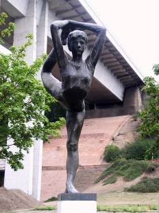 Veřejný prostor v éře reálného kapitalismu - Václav Frydecký, Akrobatka, 1981, bronz, Dětský areál na Folimance, Praha 2
