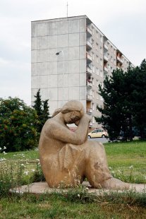 Veřejný prostor v éře reálného kapitalismu - Luboš Růžička, V zamyšlení, 1981, pískovec, Durychova, Modřany Praha 12