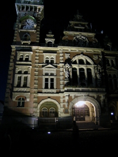 Ve Frýdlantu finišují práce na regeneraci historického náměstí - Noční světelná zkouška nasvětlení radnice, upřesnění umístění světel. - foto: Vladimír Balda