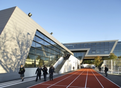 Nejlepší letošní britskou stavbou je škola od Zahy Hadid - Zaha Hadid Architects: Evelyn Grace Academy, Shakespeare Road, London SE24 - foto: Luke Hayes