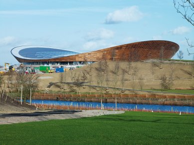 Nejlepší letošní britskou stavbou je škola od Zahy Hadid - Hopkins Architects Partnership: The Velodrome, Olympic Park London - foto: Richard Davies