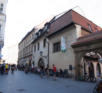 Ohlédnutí za Dnem architektury v Brně - Nasedání výpravy před Galerií architektury na Starobrněnské ulici - foto: Fórum 4AM