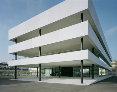 Kancelářská budova Roche u Basileje od Christ & Gantenbein - foto: Walter Mair, Zürich
