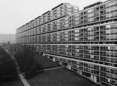 Výstava Architektura v zrcadle současné umělecké fotografie - Thomas Struth, „Le Lignon (horizontal) Genf“, 1989 - foto: © Thomas Struth; courtesy private collection Düsseldorf