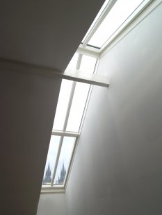 Střešní okna, prosklení a výstupy na BAUTEC v Berlíně - Střešní prosklení Solara, do hřebene nad schodištěm