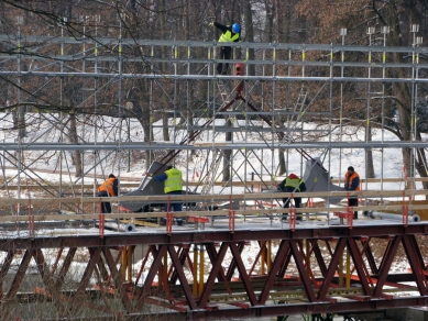 Zahájení realizace lávky v Hradci Králové od Mirko Bauma - Uložení prvního dílce. - foto: baum & baroš ARCHITEKTI