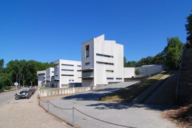 Pozvánka na vernisáž výstavy Eduardo Souto Moura: Soutěže - Výstava Souto de Moury v Porto : areál školy architektury FAUP od Álvaro Sizy - foto: Petr Šmídek, 2011