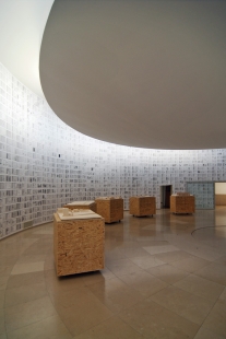 Invitation to the opening of the exhibition Eduardo Souto Moura: Competitions - Exhibition of Souto de Moura in Porto: The main exhibition room is covered with sketches and mobile boxes with models. - foto: Petr Šmídek, 2011