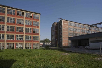 Kritická zpráva o účasti architektů na revitalizaci bývalé Baťovy továrny ve Zlíně - Vlevo budova 25, vpravo budova 15