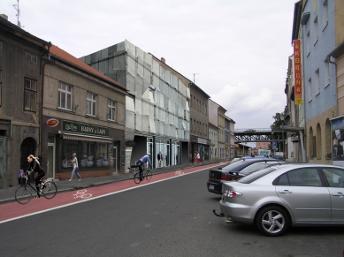 kruh jaro 2012: Skutečné město - Z projektu koncepce dopravy v Roudnici nad Labem - parkovací dům v proluce na náměstí Jana z Dražic a podpora cyklistické dopravy, návrh.