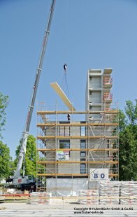 Nejvyšší dřevěná budova v Německu už měří 25 metrů - Čtvrtek 26. května 2011 - výstavba nové osmipodlažní budovy probíhala od dubna do září 2011, dřevostavbu realizovala podle projektu mnichovské firmy SCHANKULA Architekten společnost Huber & Sohn GmbH & Co.KG Bachmehring a učinné protipožární opláštění navrhla a dodala společnost Fermacell GmbH, Duisburg.