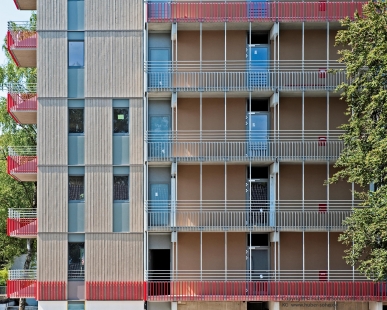 Nejvyšší dřevěná budova v Německu už měří 25 metrů - Každý byt má k dispozici volné plochy ve formě ocelových balkónů, které jsou kotveny do podlažních stropů - barevná zábradlí balkónů navíc vytváří podstatnou charakteristiku vzhledu budovy.