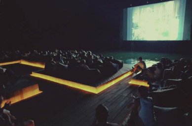 Plovoucí open-air kino v Thajsku od Ole Scheerena - foto: Sixtysix Visual