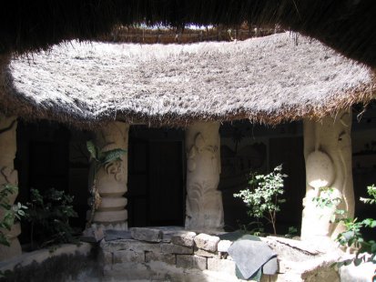 House of the impluvium, multi-storey house and architectural forms in&nbspCasamance - Object 7: AUBERGE DU ROUTARD, case in impluvium - foto: Pavel Nasadil, 2012