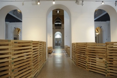 Soutěžní expozici brněnského bienále rámují zdi z bukových trámků - foto: http://www.moravska-galerie.cz