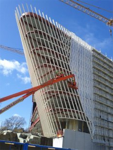 KI Aula – netradiční využití lepeného lamelového dřeva - Montáž nejvíce se vyklánějící části	