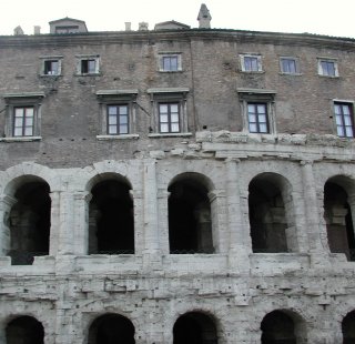 Dilema českých měst nad pozůstatky minulé průmyslové éry: zbourat nebo revitalizovat? - Renesanční přestavba antické struktury, Teatro Marcello, Řím - foto: Zdroj: Michal Šourek