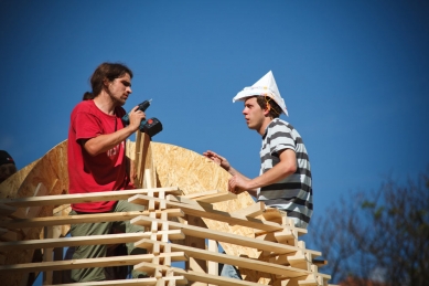 Ohlédnutí za workshopem Dřevěné struktury - Brno 2012 - Účastníci Martin Blažek a Ondřej Bělica - foto: Jakub Holas