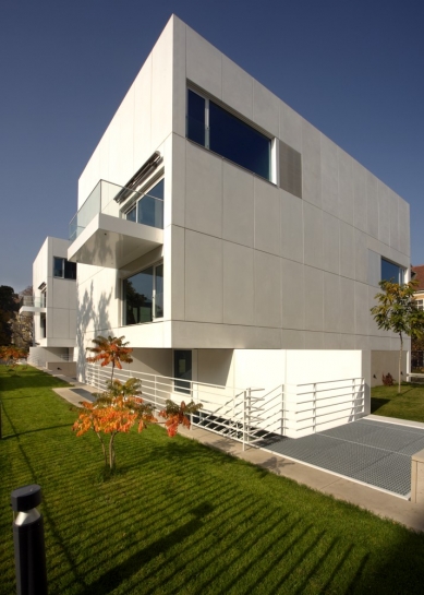 Buildings using TX Active technology clean themselves and the surrounding environment - The residential complex 12 Lofts in Prague - Bubeneč completed in 2010 according to the design of architect John Eisler. The façade of the building consists of a system of suspended prefabricated panels made of white TX Active concrete, whose main benefit is ensuring long-term whiteness, which, together with the precise grid of the panels, defines the characteristic appearance of the house.