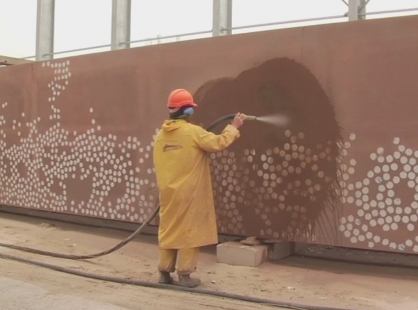 Buildings using TX Active technology clean themselves and the surrounding environment - Sanding the visible surface of the panel after it has been removed from the mold. - foto: Julien Lanoo