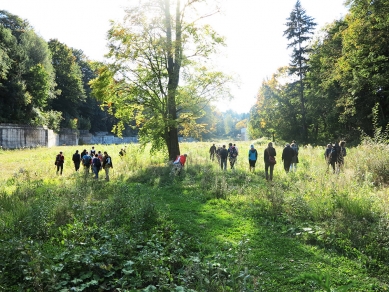 Procházka Libercem podél Jizerského potoka - Prostředkem této louky teče potok. - foto: Jana Hlavová