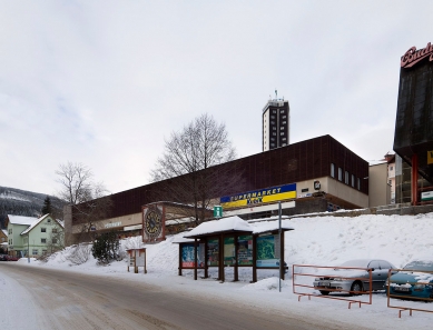 Rekonstrukce a dostavba obchodního střediska Sněžka v Peci pod Sněžkou - Obchodní středisko Sněžka v Peci pod Sněžkou - současný stav - foto: Ester Havlová