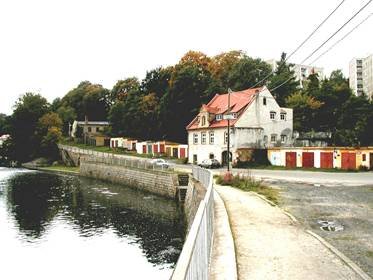 Cheb vykoupí garáže v Koželužské ulici a nabídne parcely pro domy - foto: A69 - architekti