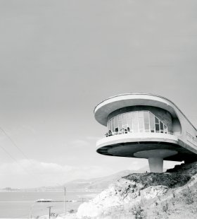 Pozvánka na výstavu Sovětská moderna: 1955–1991 - Holiday Home for Writers, 1965-69, Sevan Lake, Armenia - foto: Eduard Gabrielyan (CNA FPSR)