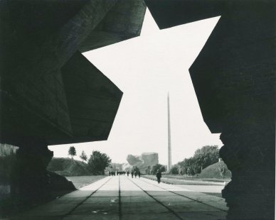 Pozvánka na výstavu Sovětská moderna: 1955–1991 - Hero Fortress Brest Memorial, 1971, Brest, Belarus - foto: Belorussian State Archive of Scientific-Technical Documentation
