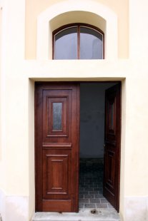 Obnova kaple sv. Ludmily a Marty na Přední Kopanině - Nové dveře a okno - foto: Patrik Líbal, 2012