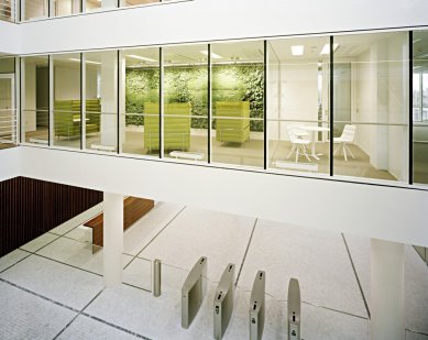 V kancelářích nové administrativní budovy City Green Court najdete suché pisoáry, zelenou stěnu i “sauny“