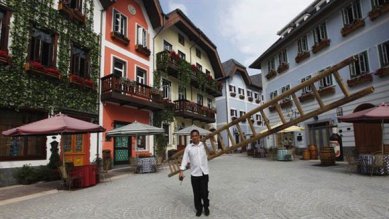 Čínští stavaři kopírují ve velkém - Replika rakouské vesnice Hallstatt - foto: cbc.ca