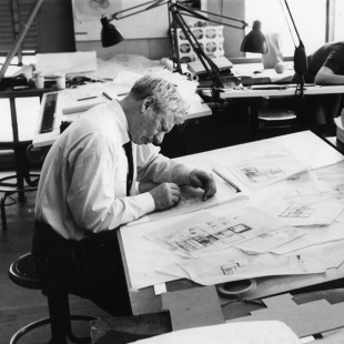 Výstava Louis Kahn – The Power of Architecture - Louis Kahn working on Fisher House design, 1961 - foto: © Louis I. Kahn Collection, University of Pennsylvania and the Pennsylvania Historical and Museum Commission