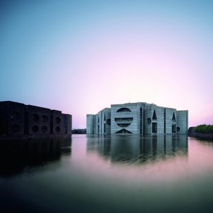 Výstava Louis Kahn – The Power of Architecture - National Assembly Building in Dhaka, Bangla-desh, Louis Kahn, 1962–83 - foto: © Raymond Meier