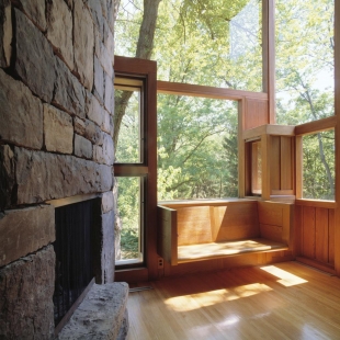 Výstava Louis Kahn – The Power of Architecture - Living-room of the Norman and Doris Fisher House, Hatboro, Pennsylvania, Louis Kahn, 1960–67 - foto: © Grant Mudford