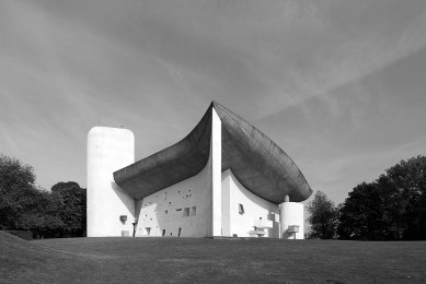 Tadao Ando : Agónie utkvělé myšlenky - potíž s vytrvalostí - Le Corbusier :  Mariánská kaple Notre-Dame du Haut, Ronchamp, 1954 