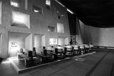 Tadao Ando : Agónie utkvělé myšlenky - potíž s vytrvalostí - Le Corbusier :  Mariánská kaple Notre-Dame du Haut, Ronchamp, 1954 