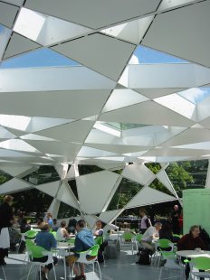 Pritzkerovu cenu 2013 získal Toyo Ito - Serpentine Gallery Pavilion, 2002, Londýn