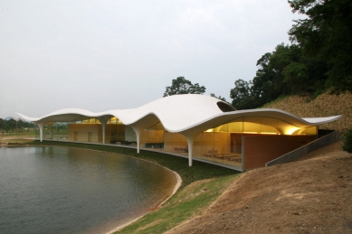 Pritzkerovu cenu 2013 získal Toyo Ito - Meiso no Mori Municipal Funeral Hall, 2004—2006, Kakamigahara-shi, Gifu