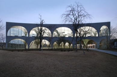 Pritzkerovu cenu 2013 získal Toyo Ito - Knihovna Tama Art University, 2004—2007, Hachioji-shi, Tokio - foto: Tomio Ohashi