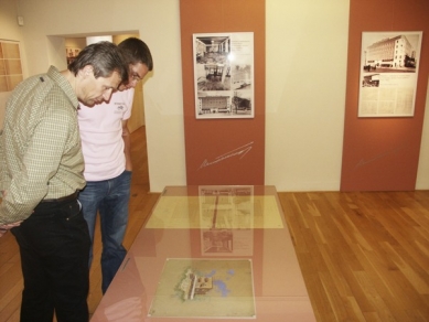 Výstava na brněnském Špilberku vzdává hold Ernstu Wiesnerovi - Fotografie z vernisáže - foto: © Muzeum města Brna, 2005